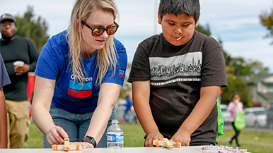 A Chevron volunteer and local student at the Bay Area Rescue Mission back to school event.